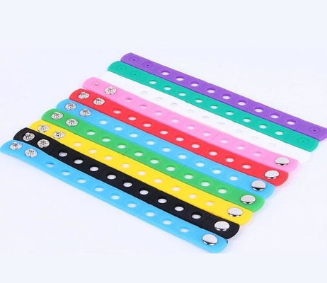 دستبند لاستیکی سیلیکون هدیه ورزشی قابل تنظیم با استفاده از PVC Charms