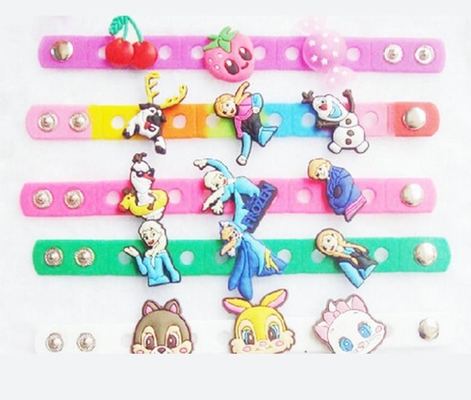 دستبند لاستیکی سیلیکون هدیه ورزشی قابل تنظیم با استفاده از PVC Charms